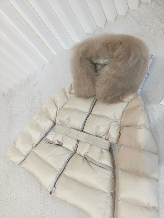 Meng Jia Boedic Women's Hooded Puffer Detail