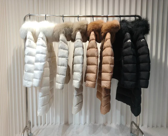Meng Jia Boedic Women's Hooded Puffer Detail