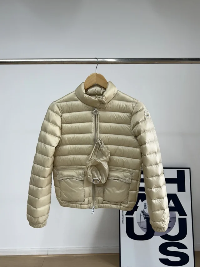 Mengjia Lans Women's Cropped Down Jacket Detail