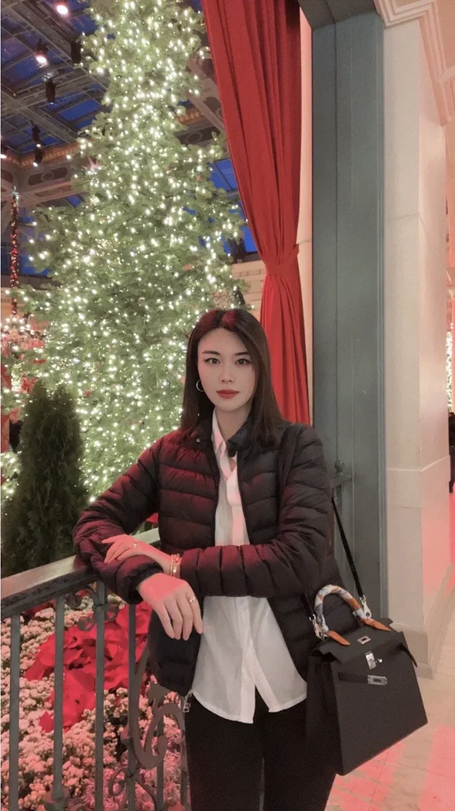 Meng Jia Lans Women's Short Puffer Detail