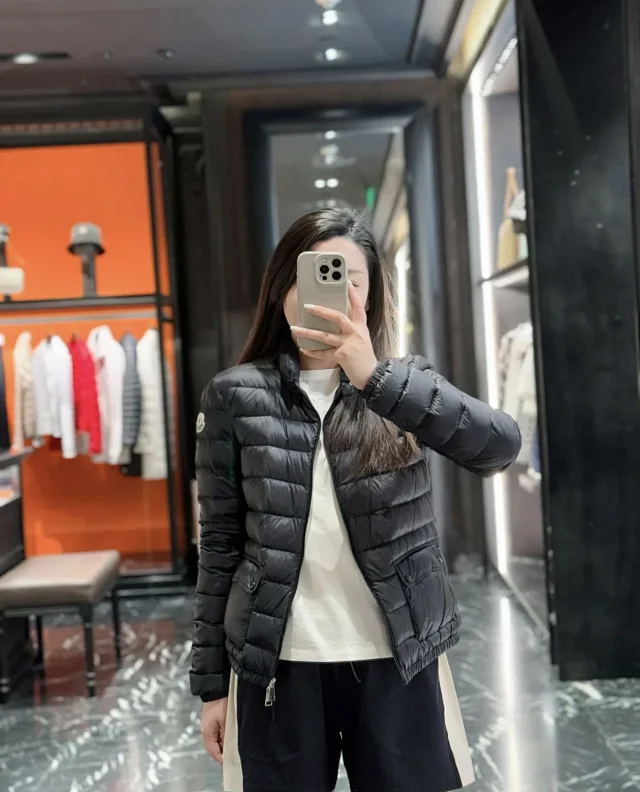 Meng Jia Lans Women's Short Puffer Detail