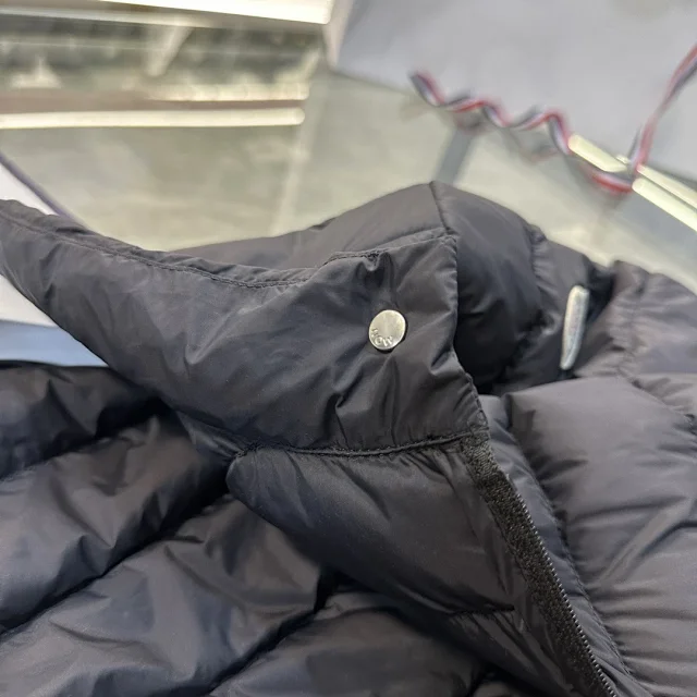 Meng Jia Lans Women's Short Puffer Detail