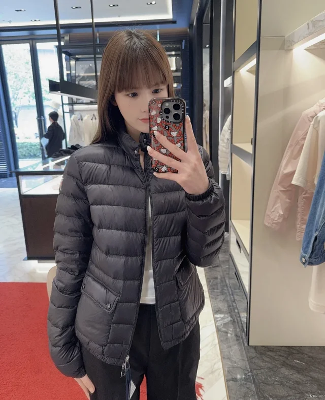 Meng Jia Lans Women's Short Puffer Detail