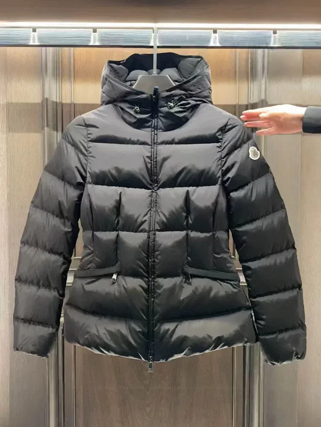 Women's Meng Jia Avoce Cropped Hooded Puffer Detail