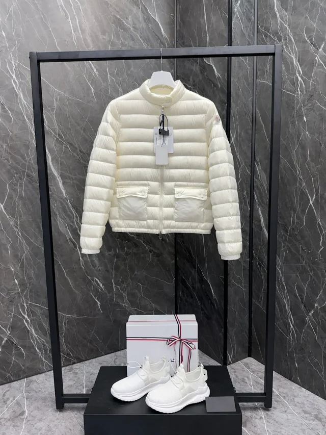 Meng Jia Lans Women's Short Puffer Detail