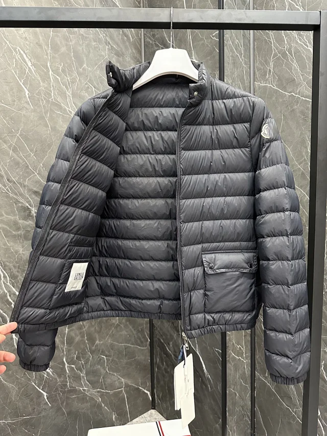 Meng Jia Lans Women's Short Puffer Detail