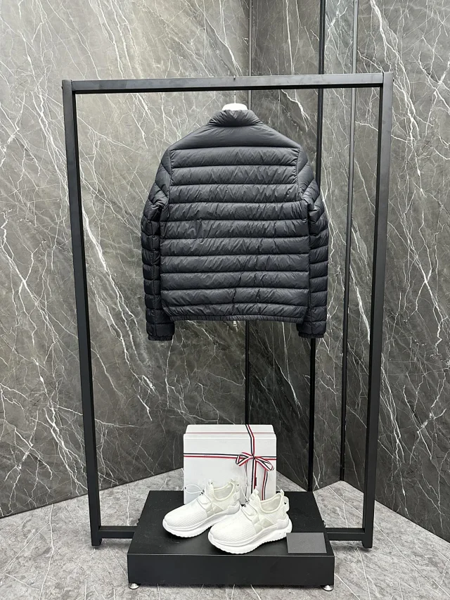 Meng Jia Lans Women's Short Puffer Detail