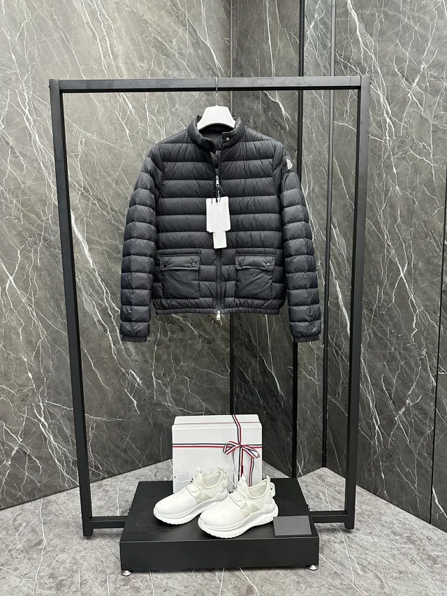 Meng Jia Lans Women's Short Puffer Detail