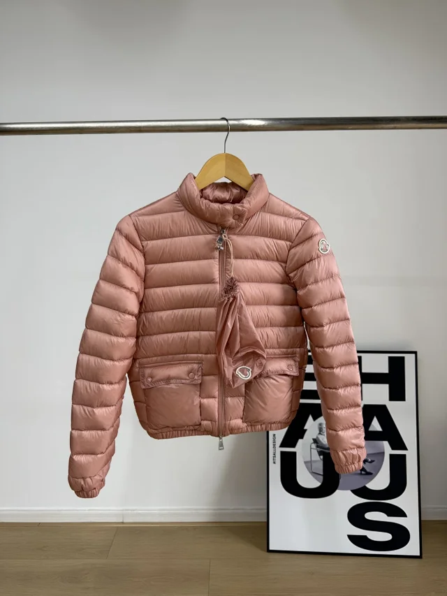 Mengjia Lans Women's Cropped Down Jacket Detail
