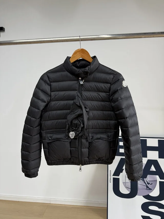 Mengjia Lans Women's Cropped Down Jacket Detail