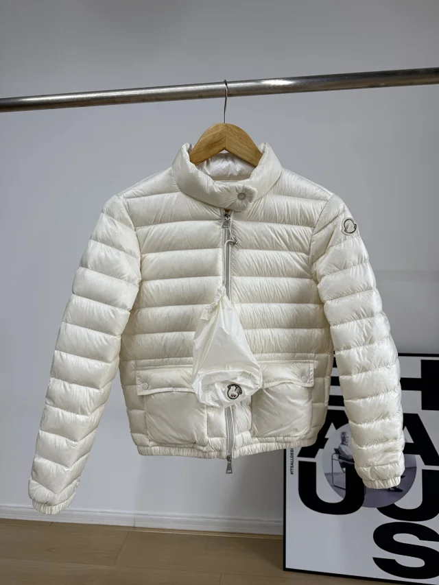 Mengjia Lans Women's Cropped Down Jacket Detail