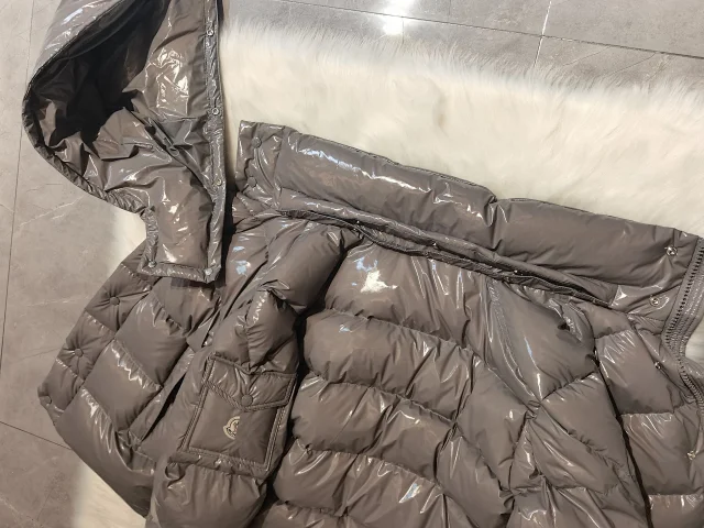Mengjia25 Shiny Gray Hooded Puffer Detail