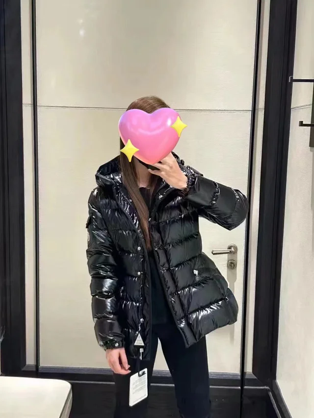 MengjiaBara Women's Cropped Glossy Hooded Puffer Detail
