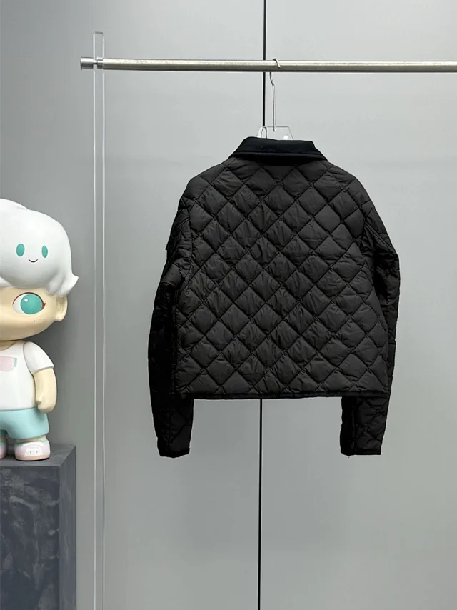 Mengjia New Chitre Diamond-Quilted Down Jacket Detail