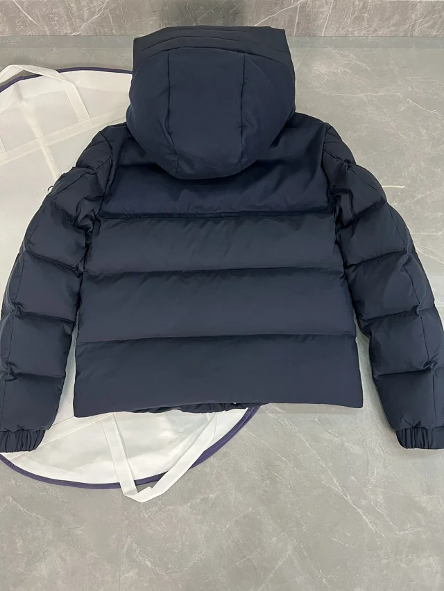 Meng Jia Unisex Detachable Hood Puffer Detail