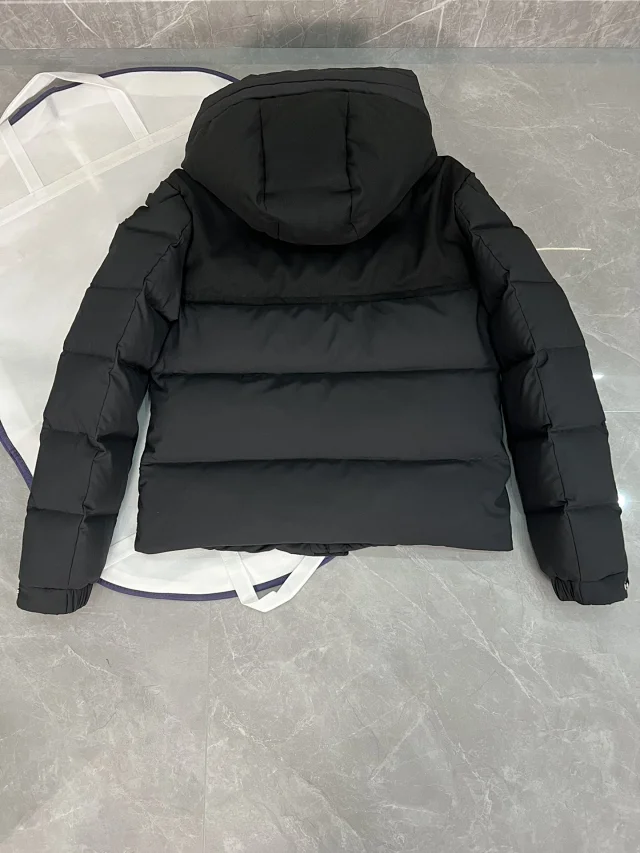 Meng Jia Unisex Detachable Hood Puffer Detail