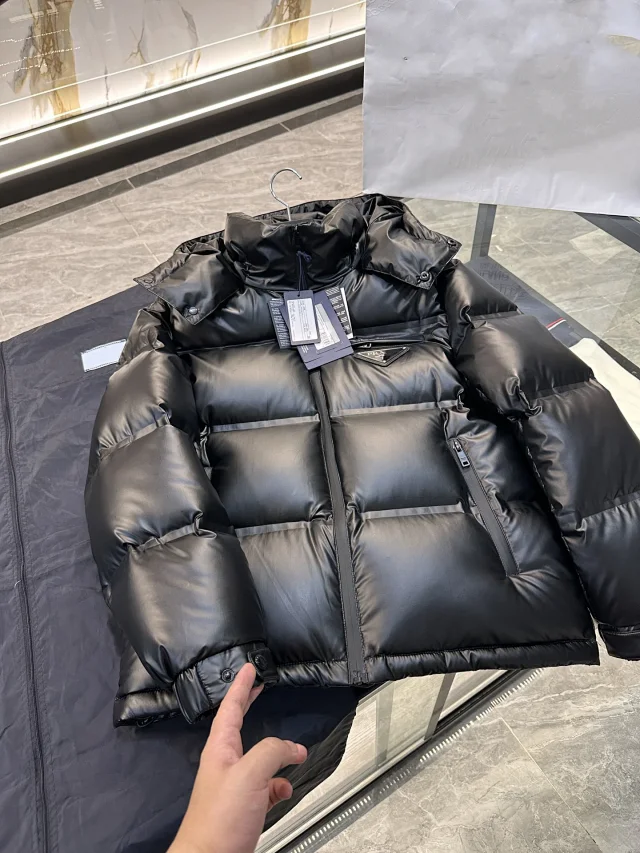 Pujia Down Jacket with Detachable Hood Detail