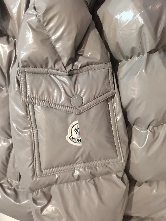 Mengjia25 Shiny Gray Hooded Puffer Detail