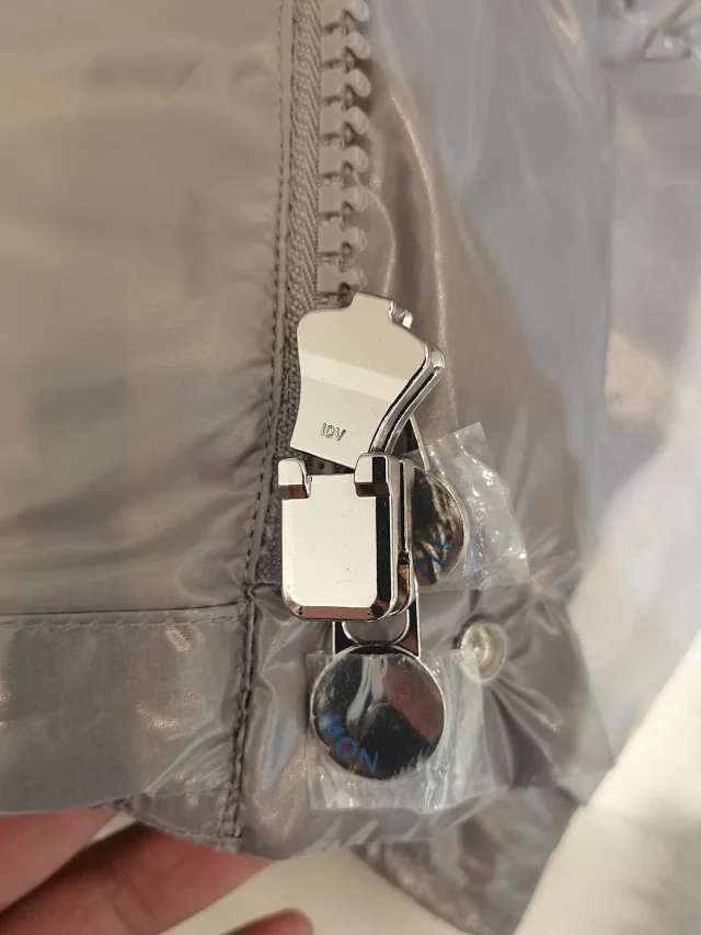 Mengjia25 Shiny Gray Hooded Puffer Detail