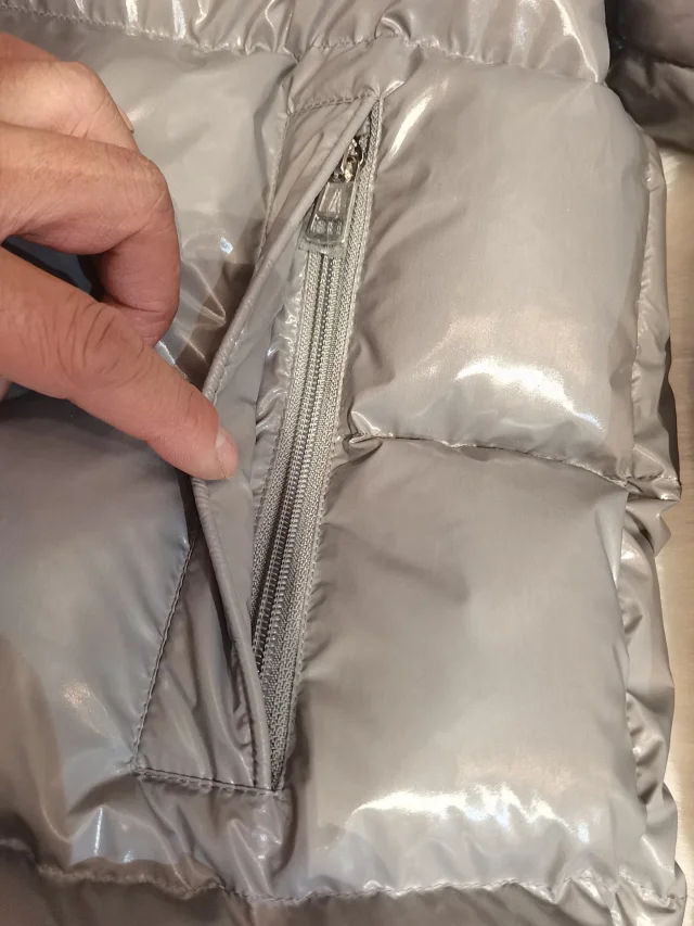 Mengjia25 Shiny Gray Hooded Puffer Detail