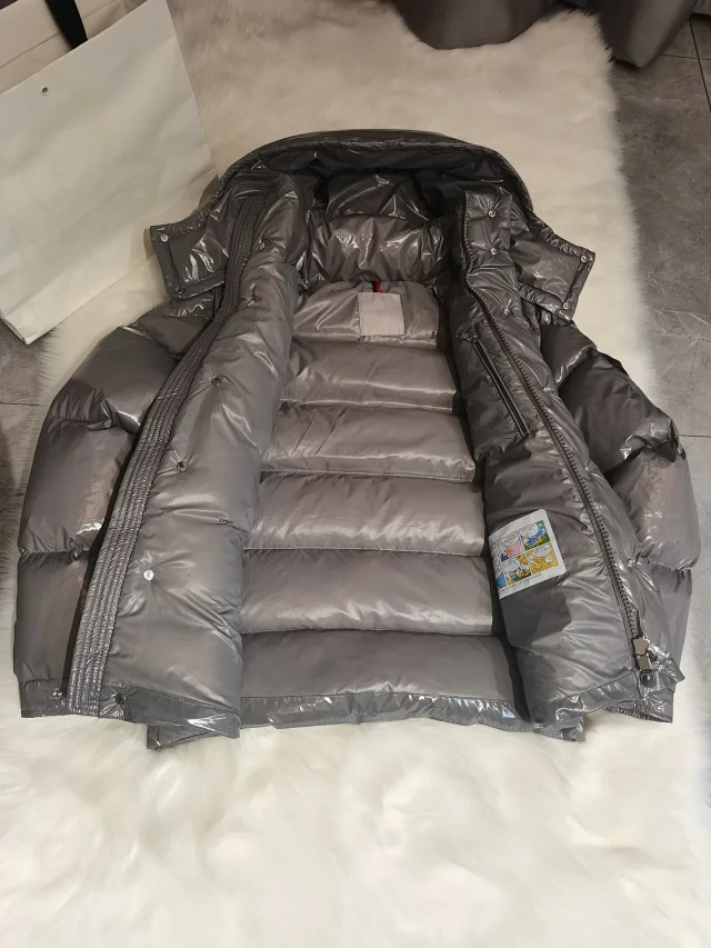 Mengjia25 Shiny Gray Hooded Puffer Detail