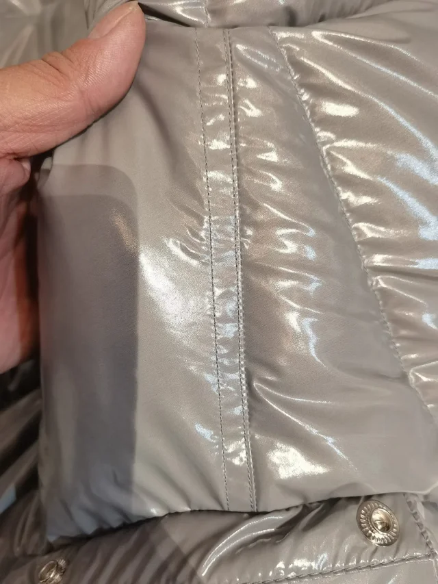 Mengjia25 Shiny Gray Hooded Puffer Detail
