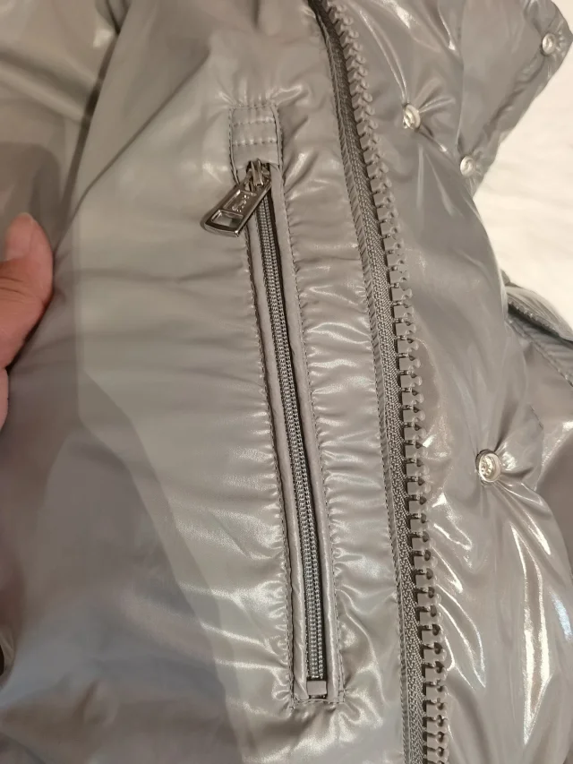 Mengjia25 Shiny Gray Hooded Puffer Detail