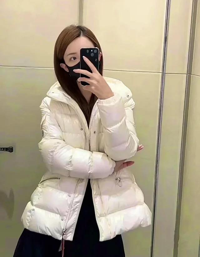MengjiaBara Women's Cropped Glossy Hooded Puffer Detail