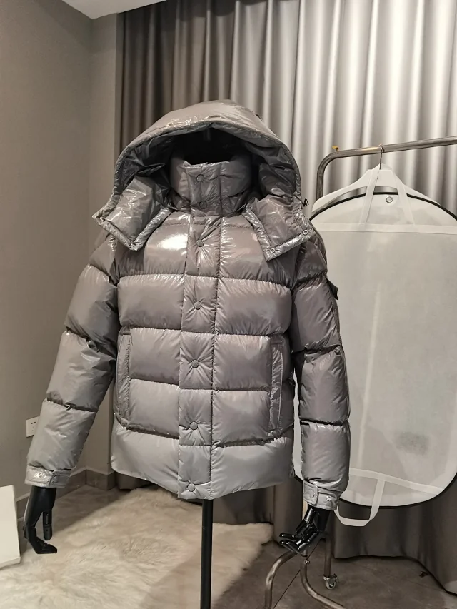 Mengjia25 Shiny Gray Hooded Puffer Detail