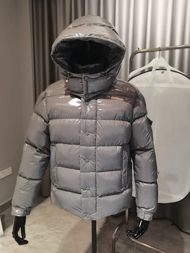 Mengjia25 Shiny Gray Hooded Puffer Detail