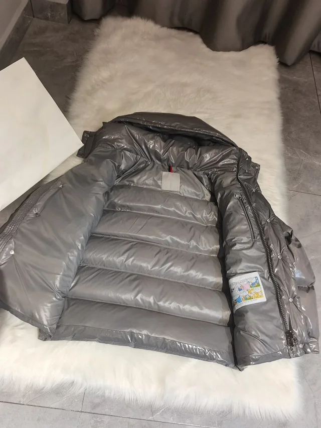 Mengjia25 Shiny Gray Hooded Puffer Detail