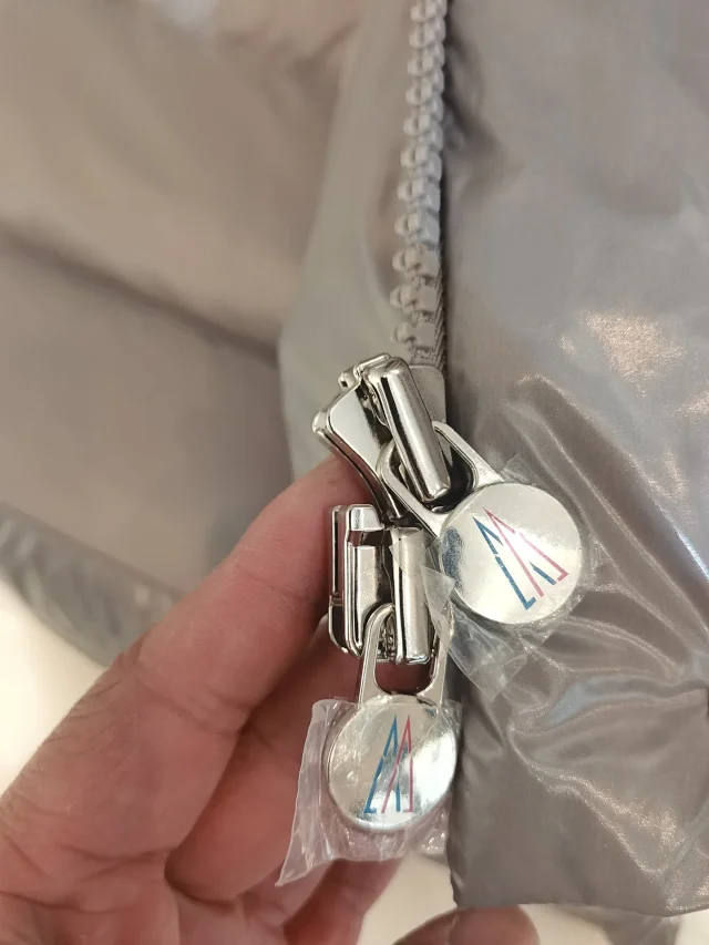 Mengjia25 Shiny Gray Hooded Puffer Detail