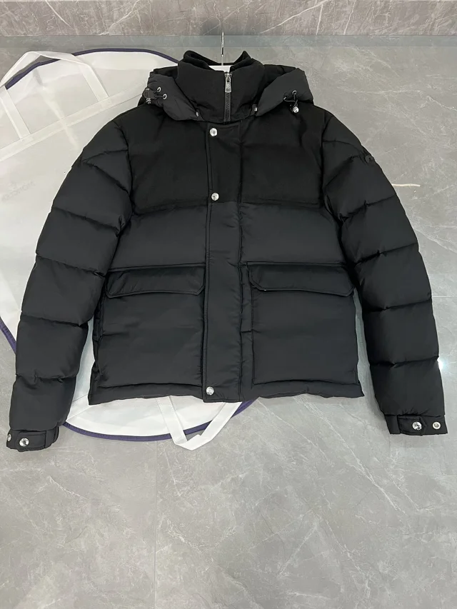 Meng Jia Unisex Detachable Hood Puffer Detail