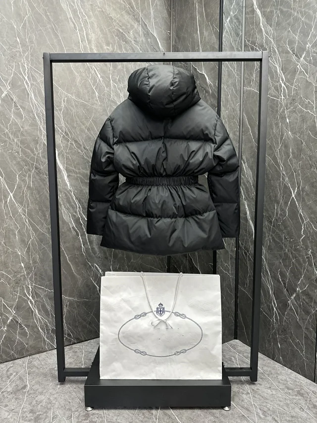 PUJIA Women's Logo Lapel Down Jacket Detail