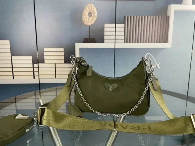 Prada Shoulder Bags Re-Edition 2005 nylon bag with chain and detachable pouch product detail image 6