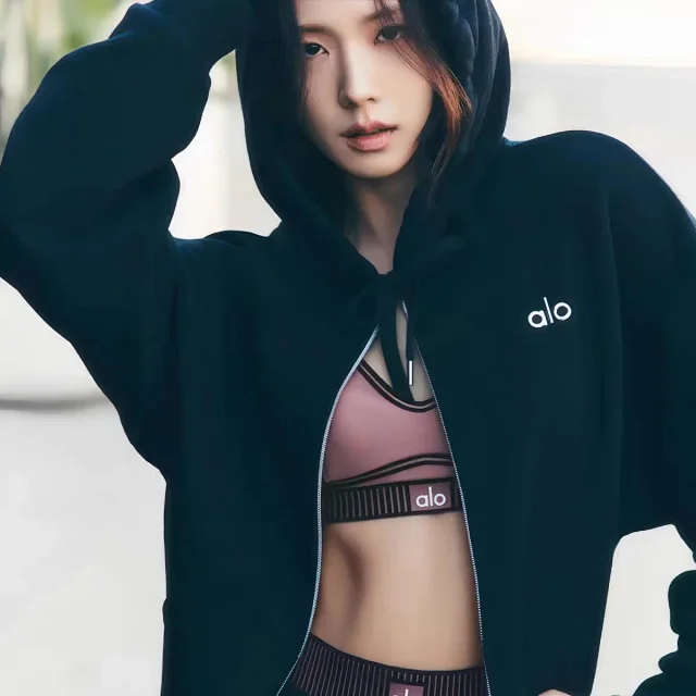 Alo Hoodies & Sweatshirts Logo Hooded Pullover Sweatshirt with Kangaroo Pocket product detail image 25