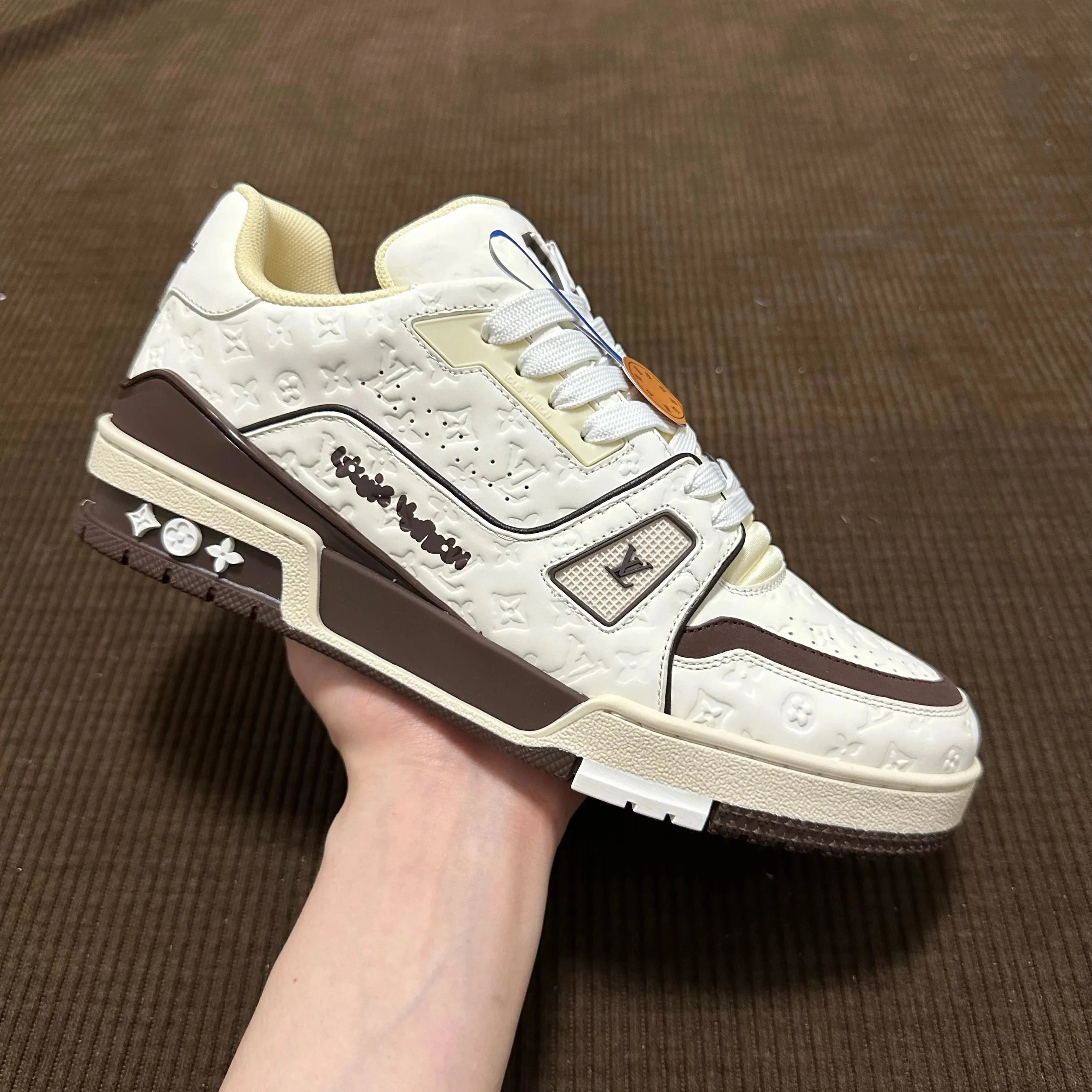 Collaboration White & Brown