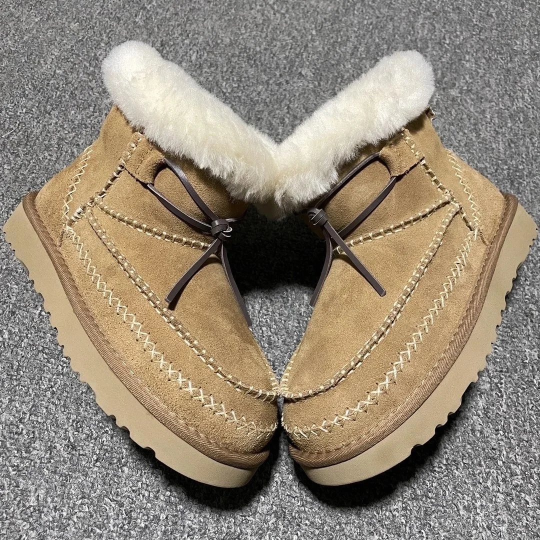 Khaki in shoelaces