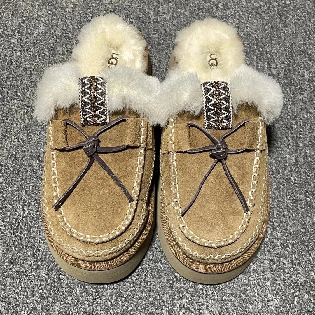 Shoelaces half dragging khaki