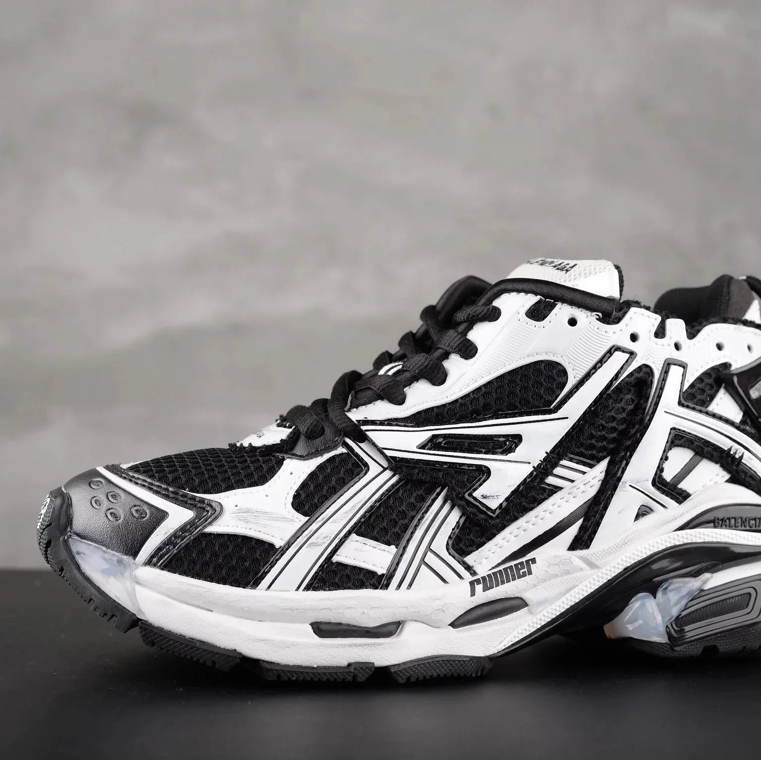Runner 7.0 Black White