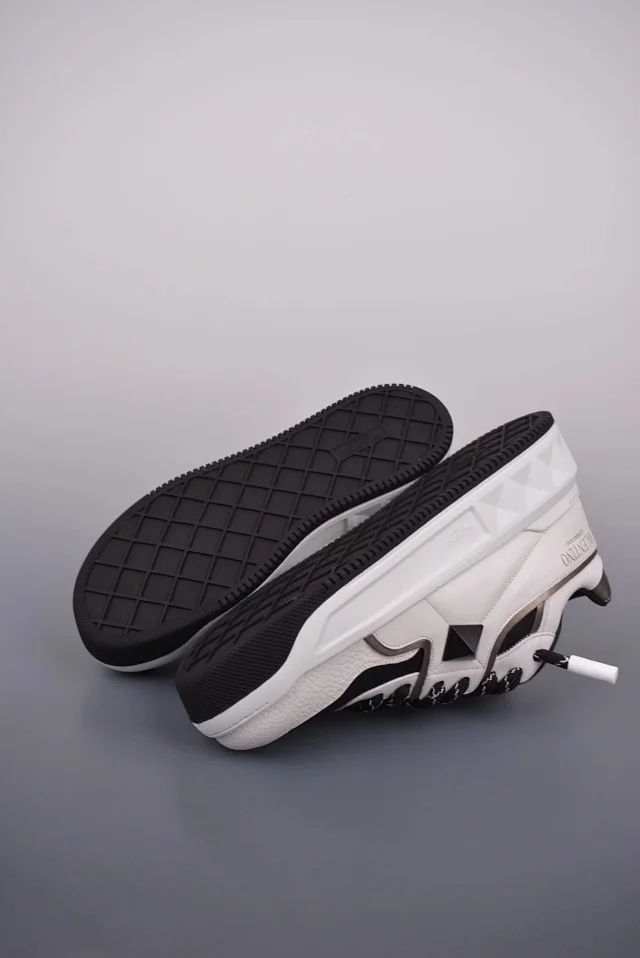 Valentino Garavani Sneakers One Stud low-top product detail image 3