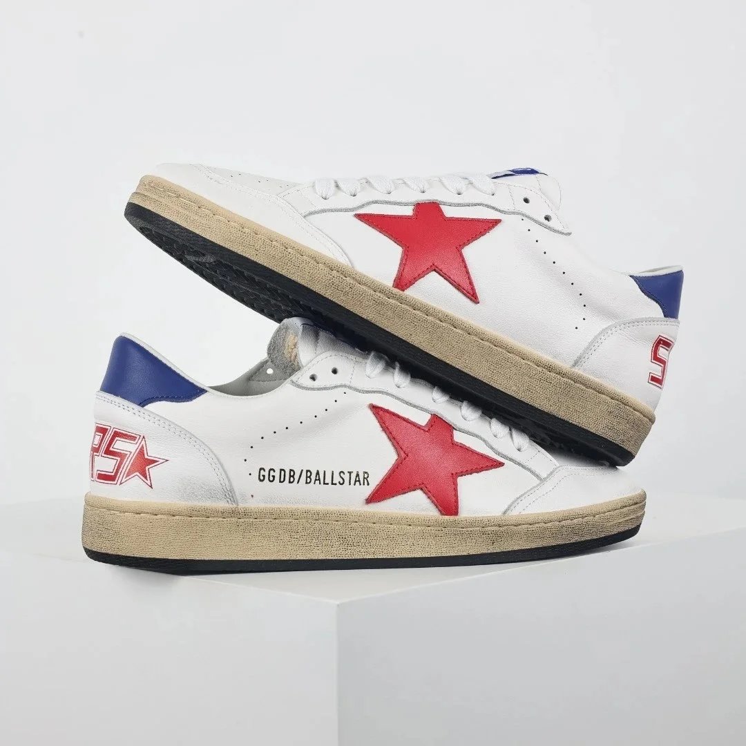 Golden Goose Sneakers Distressed star-appliqué low-top — white red star blue tail