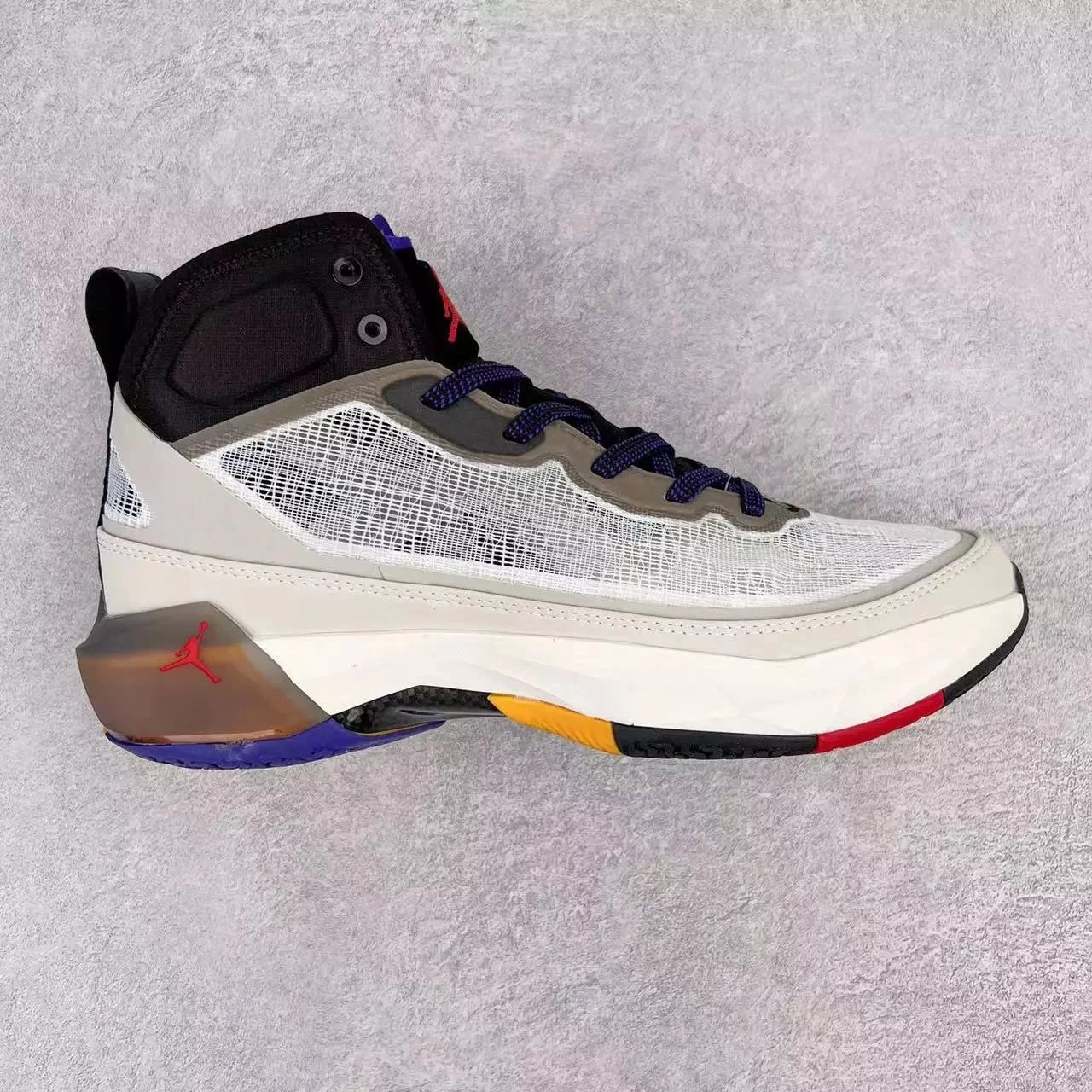 Jordan Sneakers Air XXXVII basketball shoes — Black and white