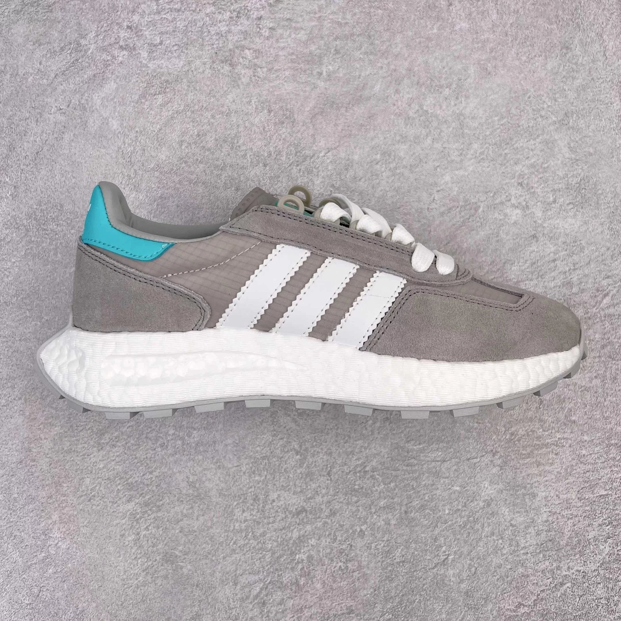 Adidas Sneakers Retropy E5 — Ashy white and green tail