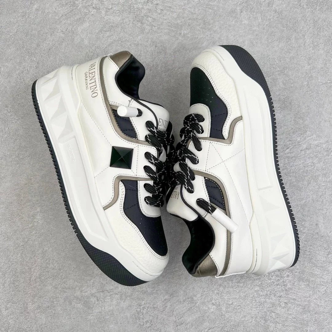 Valentino Garavani Sneakers One Stud low-top — Black and white