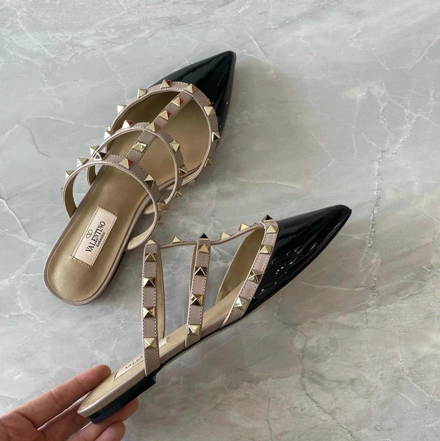 Valentino Garavani Casual Shoes Pointed-Toe Studded Ballet Flats — Flat bottom rivet semi-drag black patent leather
