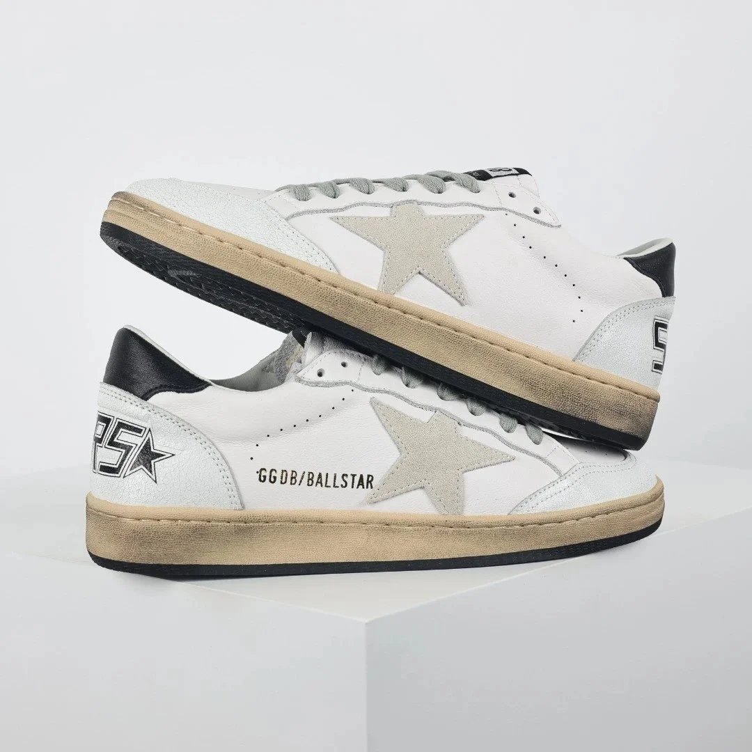 Golden Goose Sneakers Distressed star-appliqué low-top — White and black tail 1