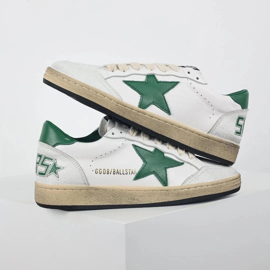Golden Goose Sneakers Distressed star-appliqué low-top — white green star blue tail