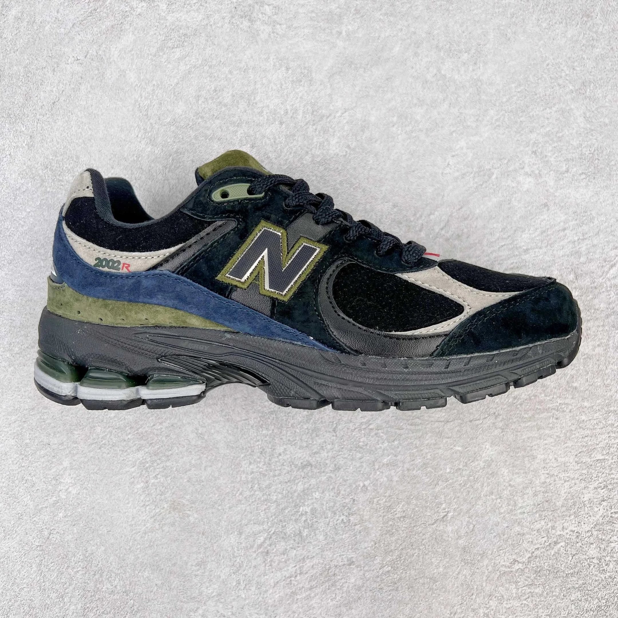 New Balance Sneakers 2002R — Black and blue