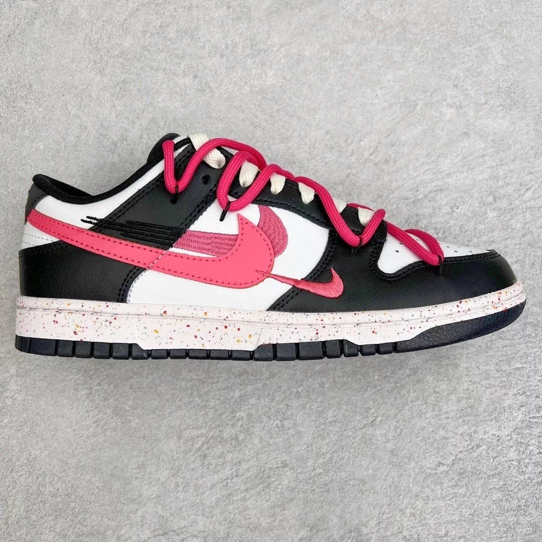 Nike Sneakers Dunk Low SE Triple Swoosh — Black and white powder